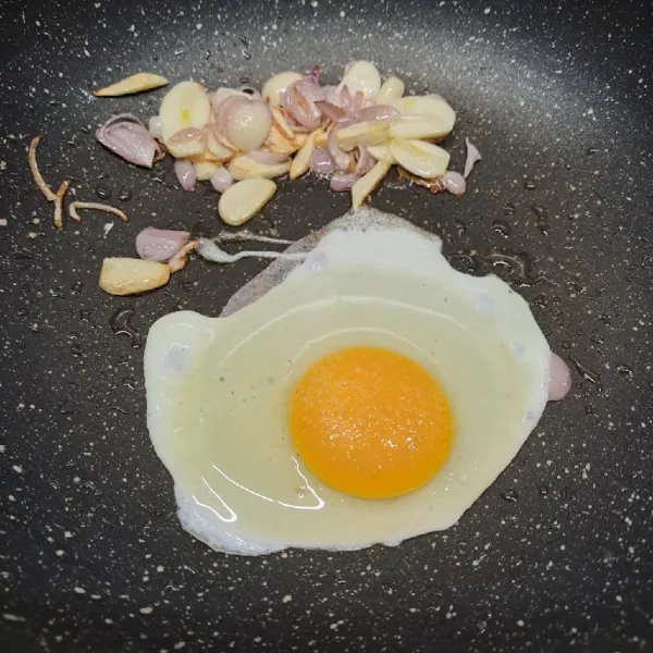 Pecahkan telur, beri sejumput garam. Buat telur orak-arik.