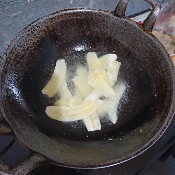 Goreng pisang di minyak panas, beri garam dan aduk rata.