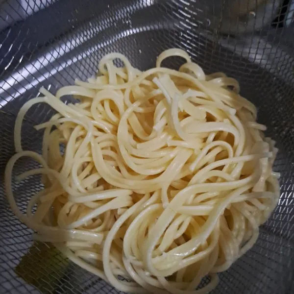 Didihkan air dalam panci, rebus spaghetti hingga lunak 'al dente'. Tiriskan dan sisihkan.