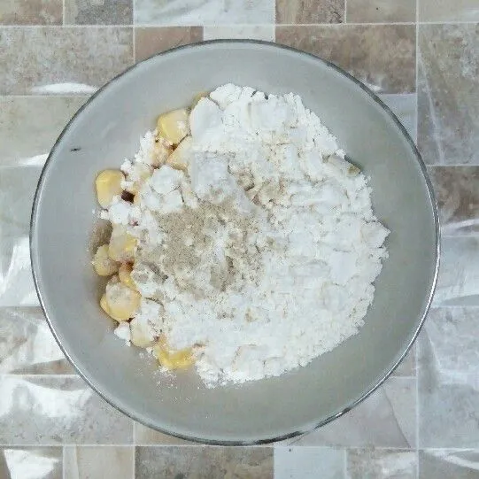 Masukkan lada bubuk, garam dan penyedap rasa.
