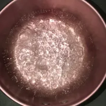 Didihkan air, lalu masukkan sagu mutiara. Masak dengan sedikit mengaduk-aduk