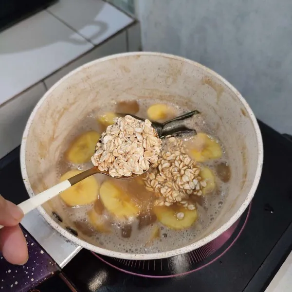 Masukkan roaled oat, masak sebentar selama 2-3 menit.