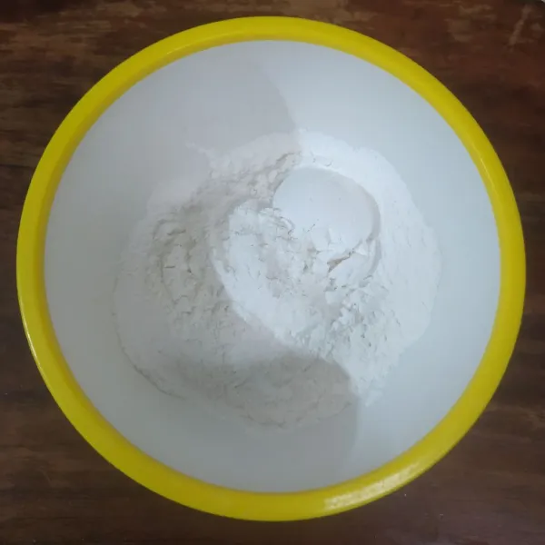 Campur tepung beras, tepung tapioka dan garam.