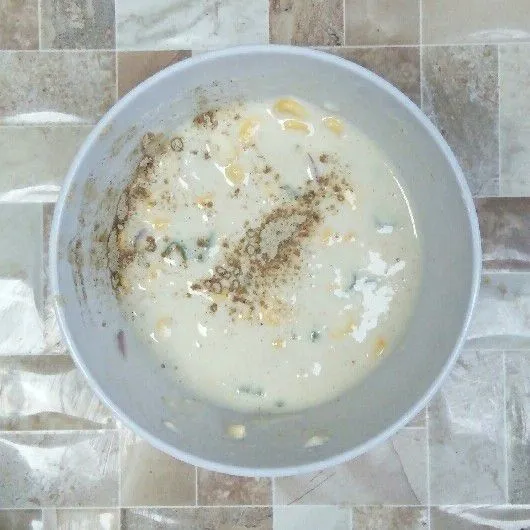 Tambahkan lada bubuk. Aduk rata.