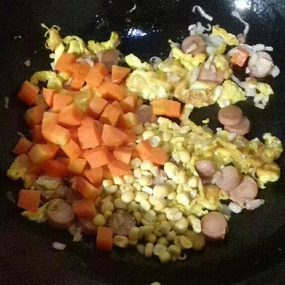 Masukkan sosis, wortel, dan jagung. Aduk rata hingga matang.