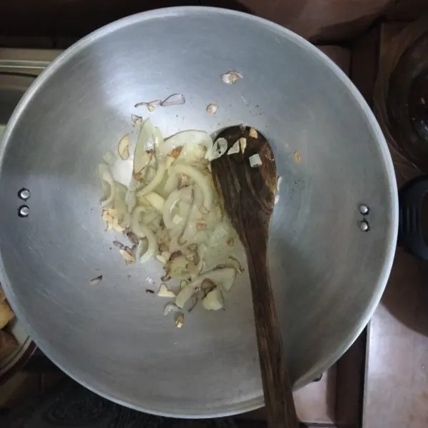 Tumis bawang merah, bawang putih, dan bawang bombai hingga harum dan layu.