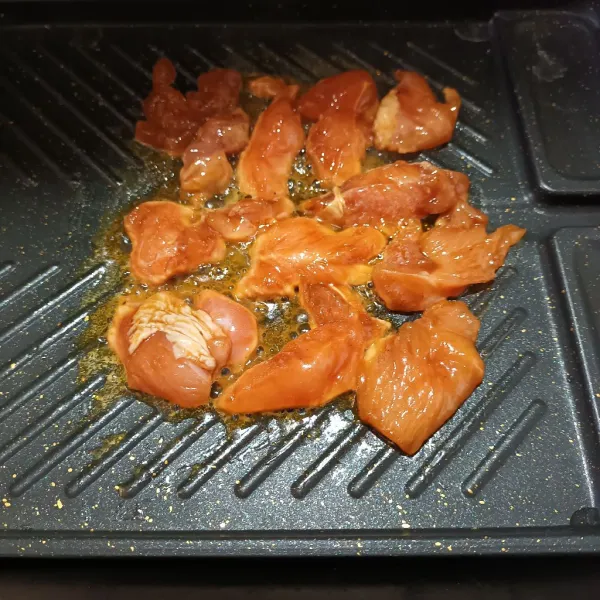 Kemudian panaskan teflon yang sudah diolesi margarin. Lalu grill ayam sampai matang di kedua sisi.