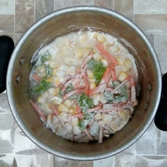 Masukkan air.