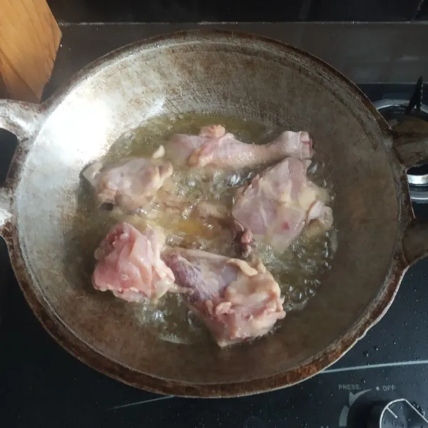 Bersihkan daging ayam lalu goreng setengah matang.