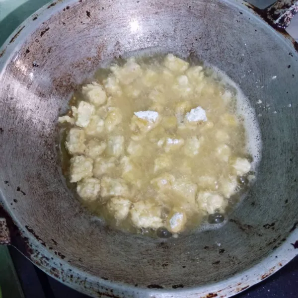Goreng tempe popcorn dalam minyak panas hingga golden brown.