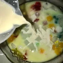 Tambahkan susu full cream, susu evaporasi dan sirup