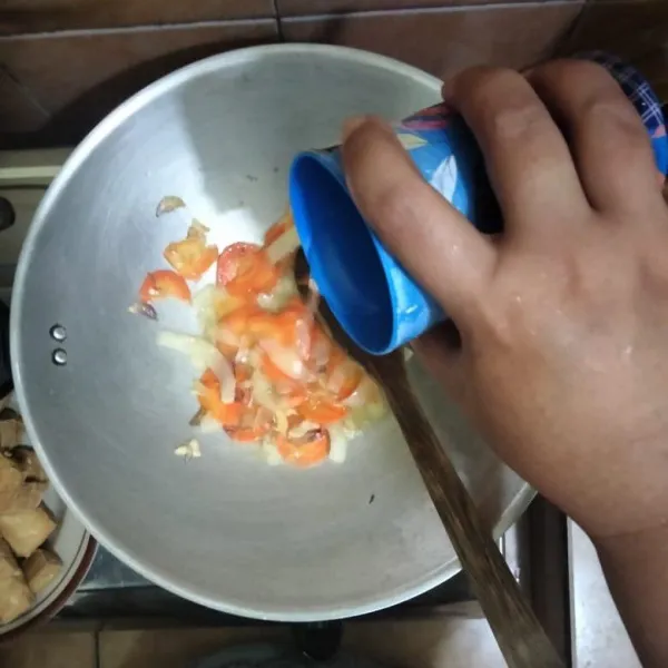 Kemudian masukkan wortel, beri sedikit air masak hingga wortel matang.