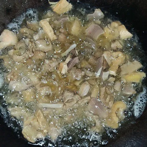 Lalu goreng hingga matang dan garing. Tiriskan.