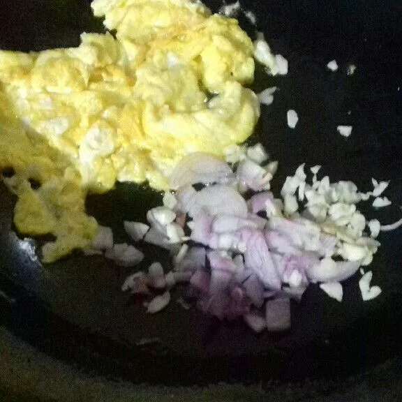 Panaskan margarin, buat orak arik telur, masukkan bawang putih dan merah. Aduk rata.