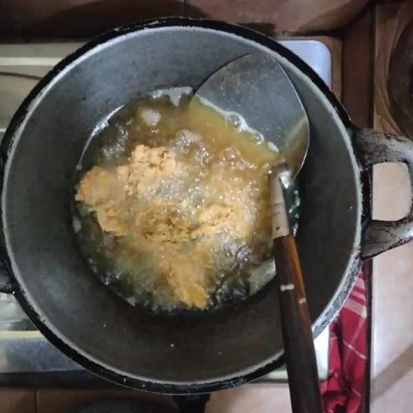 Goreng hingga kuning keemasan, gunakan api kecil supaya matang merata, lalu angkat dan tiriskan.