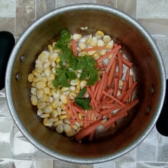 Masukkan jagung pipil wortel dan daun seledri.