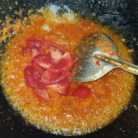 Tambahkan potongan tomat, gula, dan juga garam. Aduk, masak hingga tomat layu. Matikan api, biarkan sambal dingin.