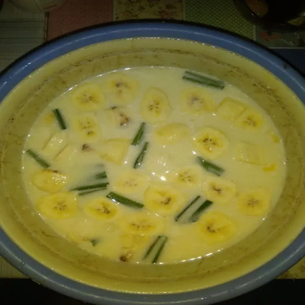 Masukkan potongan pisang dan nangka, aduk aduk