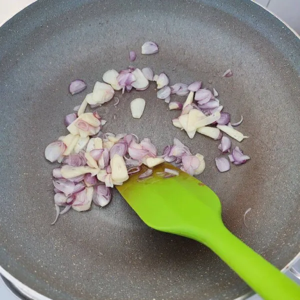 Panaskan minyak goreng, tumis bawang merah dan bawang putih hingga harum dan layu.