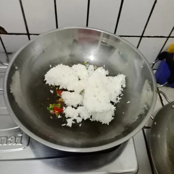 Masukkan nasi putih. Aduk & masak dengan api sedang