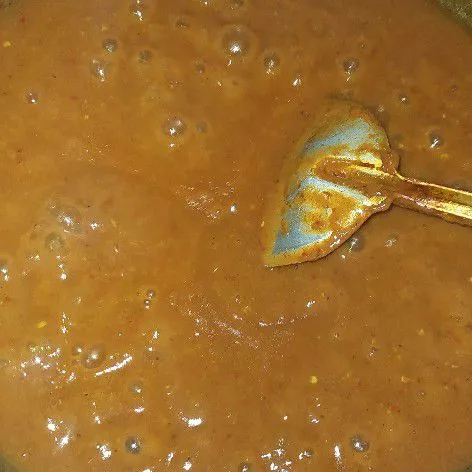 Masak hingga kuahnya agak mengental, matikan api.