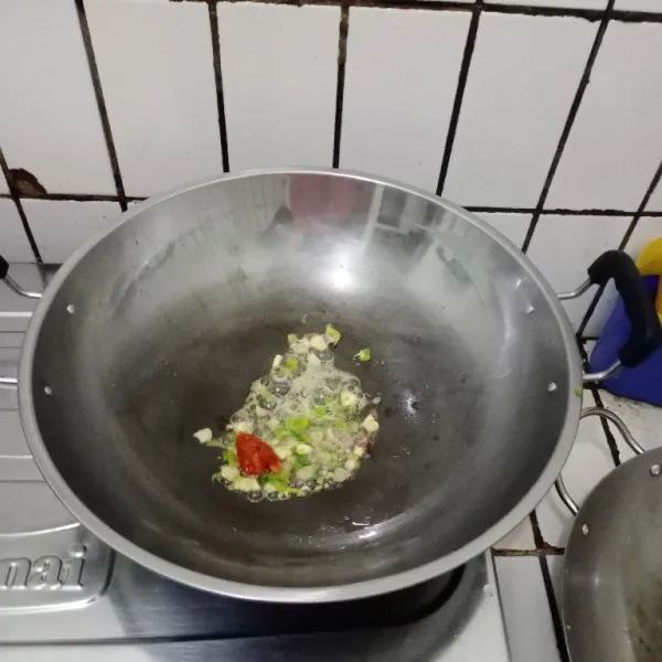 Tambahkan cabe goreng. Aduk rata