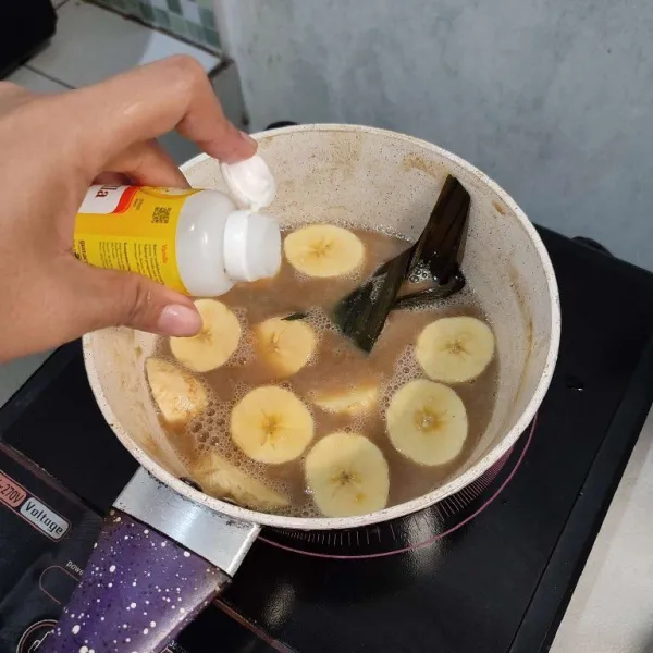 Tambahkan pasta vanila, aduk rata. Masak terus hingga pisang empuk.