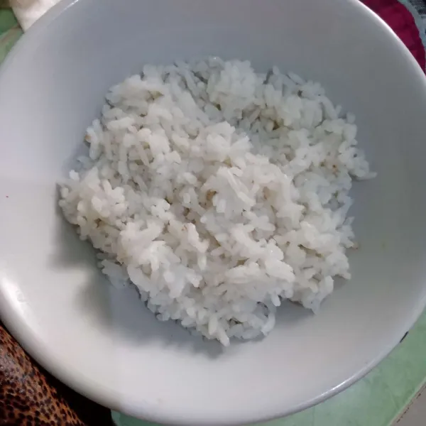 Ambil secukupnya nasi hangat, beri sambal tempe di atasnya beserta mentimun.