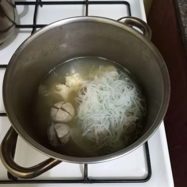 Masukkan bihun yang telah direbus, beri kecap asin, kecap ikan dan merica bubuk, koreksi rasa.