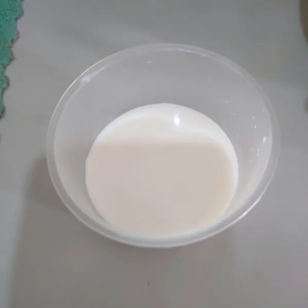 Buat butter milk dengan mencampurkan 20 ml susu cair dan cuka apel.