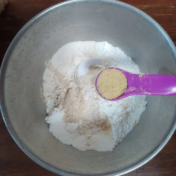 Campur tepung tapioka dan tepung terigu.
Beri bawang putih bubuk, lada bubuk, kaldu ayam bubuk dan garam, aduk rata.