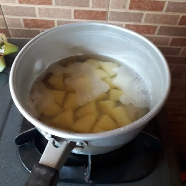 Potong - potong kentang dan rebus hingga empuk.