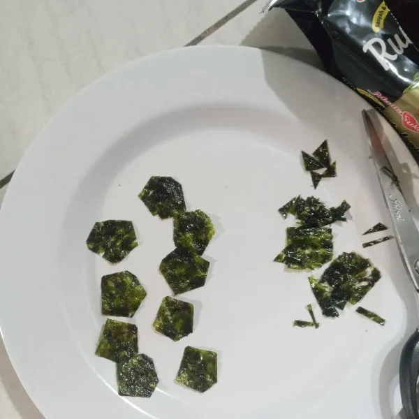Potong-potong nori membentuk segi lima.