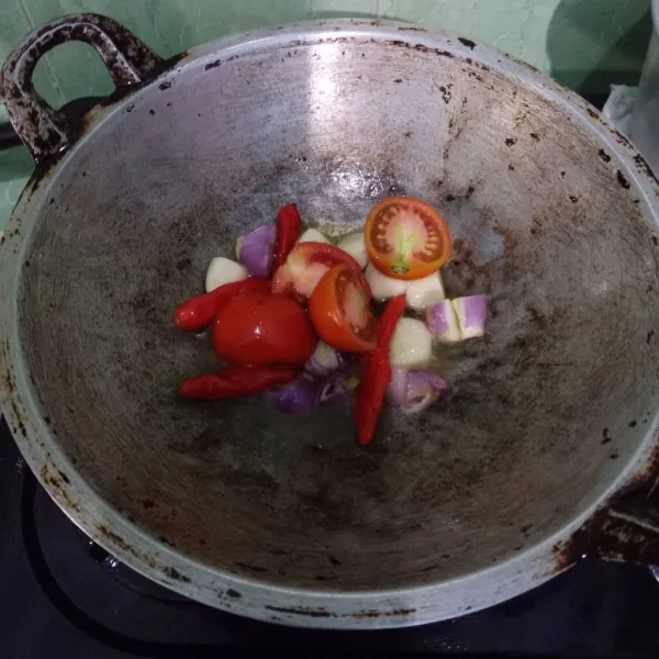 Goreng bawang merah, bawang putih, cabai rawit dan tomat merah.