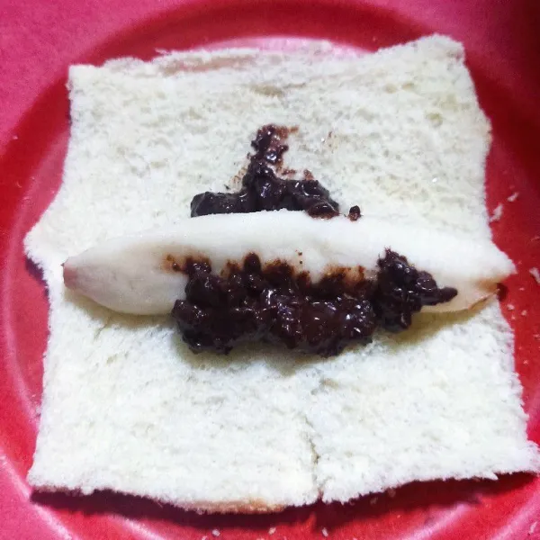 Letakkan pisang dan selai coklat di tengah roti tawar.