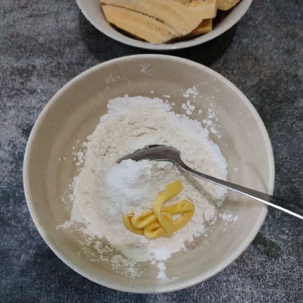 Campurkan tepung terigu, tepung beras, garam, serta margarin ke dalam wadah.