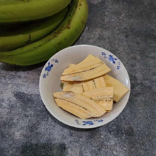 Kupas pisang, lalu potong tipis atau sesuai selera.