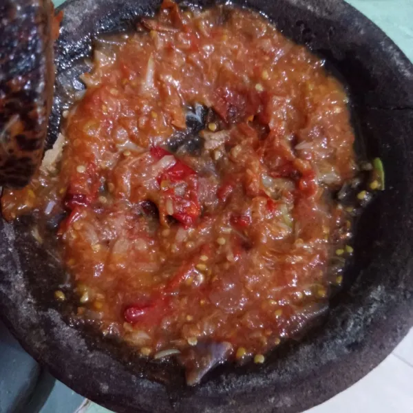 Sambal siap disajikan dengan tempe tahu goreng, nasi putih dan mentimun.