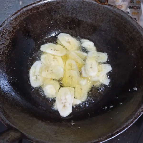 Panaskan minyak, goreng pisang hingga golden brown.