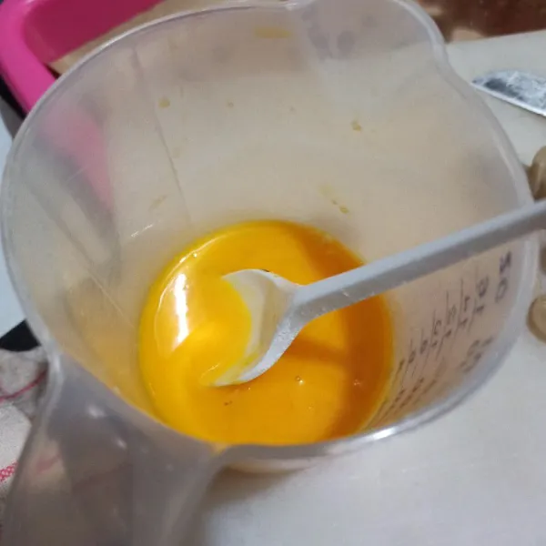 Kocok telur, beri garam, kaldu bubuk dan lada bubuk.