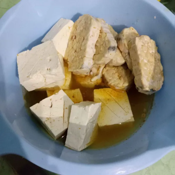 Rendam tempe dan tahu dengan larutan bumbu racik instan dan garam.