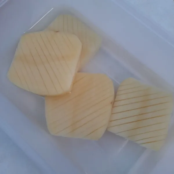 Siapkan air yang sudah dicampur garam dan kaldu. Masukkan kentang dan diamkan beberapa saat.