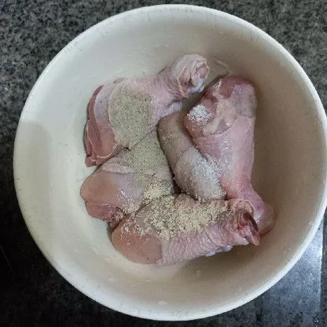Siapkan potongan paha ayam yang telah dibersihkan, lumuri dengan bumbu marinasi, diamkan minimal selama 30 menit.