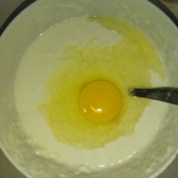 Campur tepung terigu, garam, kaldu bubuk, bawang putih halus, telur, dan air, aduk hingga tercampur rata.