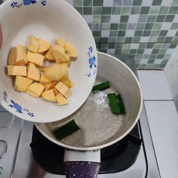 Masukkan ubi yang sudah dipotong-potong, masak hingga setengah matang.