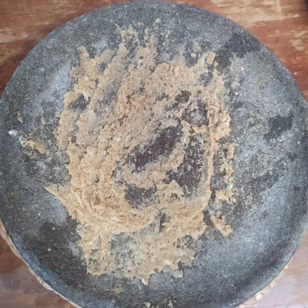 Haluskan bawang putih, kemiri, ketumbar, kaldu bubuk, lada dan garam.