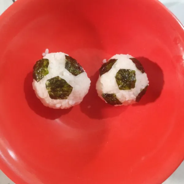 Tempel pada bola nasi.