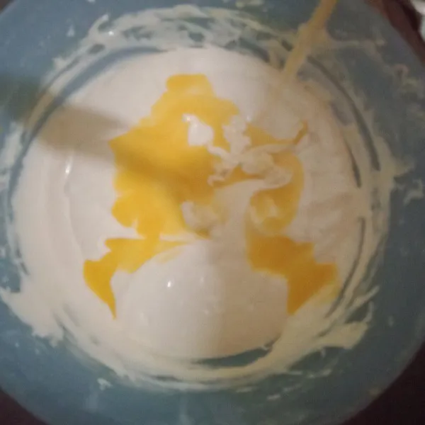 masuk kan mentega cair aduk balik hingga tidak ada mentega yang mengendap di dasar adonan