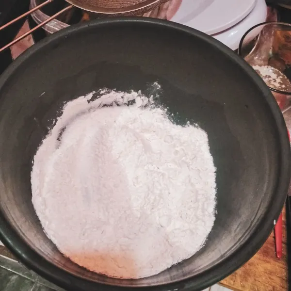 Campurkan tepung terigu, baking powder, vanili, dan garam. Aduk rata.