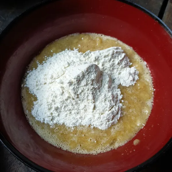 Masukkan tepung terigu, baking powder dan garam, aduk-aduk sampai tercampur rata.